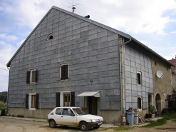 Pignon sud-ouest et façade antérieure vus de trois quarts. © Région Bourgogne-Franche-Comté, Inventaire du patrimoine