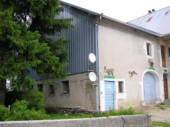 Façade antérieure et pignon sud-ouest vus de trois quarts. © Région Bourgogne-Franche-Comté, Inventaire du patrimoine