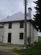 Pignon principal et façade latérale vus de trois quarts. © Région Bourgogne-Franche-Comté, Inventaire du patrimoine