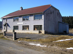 Façade antérieure et pignon nord-est vus de trois quarts. © Région Bourgogne-Franche-Comté, Inventaire du patrimoine