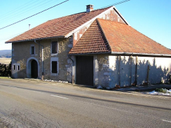 Façade antérieure et pignon sud-ouest vus de trois quarts. © Région Bourgogne-Franche-Comté, Inventaire du patrimoine