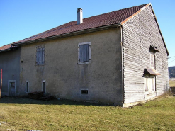 Façade postérieure et pignon sud-ouest vus de trois quarts. © Région Bourgogne-Franche-Comté, Inventaire du patrimoine