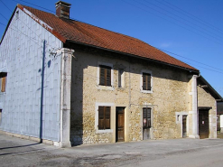 Façade antérieure et pignon sud-ouest vus de trois quarts. © Région Bourgogne-Franche-Comté, Inventaire du patrimoine