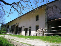 Façade antérieure vue de trois quarts. © Région Bourgogne-Franche-Comté, Inventaire du patrimoine