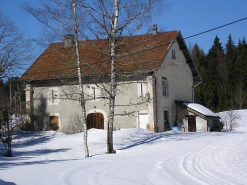 Façade antérieure et pignon sud-ouest vus de trois quarts. © Région Bourgogne-Franche-Comté, Inventaire du patrimoine