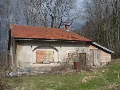 Façade antérieure et remise accolée vues de trois quarts. © Région Bourgogne-Franche-Comté, Inventaire du patrimoine