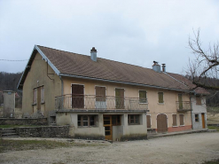 Façade antérieure vue de trois quarts. © Région Bourgogne-Franche-Comté, Inventaire du patrimoine