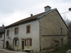 Vue de trois quarts de la façade antérieure. © Région Bourgogne-Franche-Comté, Inventaire du patrimoine