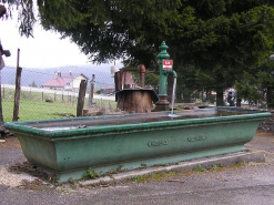 Vue de trois quarts sur ensemble hydraulique. © Région Bourgogne-Franche-Comté, Inventaire du patrimoine