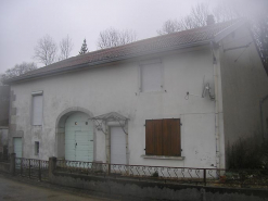 Vue de trois quarts sur façade antérieure. © Région Bourgogne-Franche-Comté, Inventaire du patrimoine