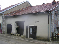 Vue de trois quarts sur façade antérieure et pignon sud-ouest. © Région Bourgogne-Franche-Comté, Inventaire du patrimoine