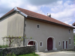 Vue de trois quarts sur façade antérieure et pignon sud-ouest. © Région Bourgogne-Franche-Comté, Inventaire du patrimoine