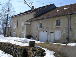 Vue de trois quarts sur l'édifice. © Région Bourgogne-Franche-Comté, Inventaire du patrimoine