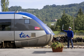 Agent de circulation avec sa casquette. © Région Bourgogne-Franche-Comté, Inventaire du patrimoine