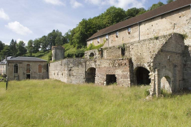 Vestiges du haut fourneau. Au premier plan : emplacement de l'atelier de fonderie. © Région Bourgogne-Franche-Comté, Inventaire du patrimoine