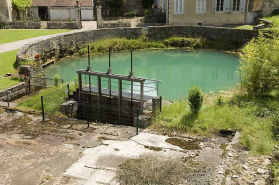 Le bassin de la source et le vannage. © Région Bourgogne-Franche-Comté, Inventaire du patrimoine