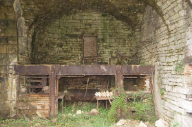 Salle des cubilots. Vestiges d'un four (?). © Région Bourgogne-Franche-Comté, Inventaire du patrimoine