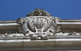 Détail de la partie centrale du fronton avec les armes de la ville, de face. © Région Bourgogne-Franche-Comté, Inventaire du Patrimoine