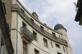 Détail du balcon filant sur la façade donnant rue Lacoré. © Région Bourgogne-Franche-Comté, Inventaire du Patrimoine