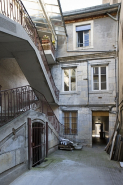 Vue d'ensemble de la façade postérieure du logis principal et de l'escalier à cage ouverte. © Région Bourgogne-Franche-Comté, Inventaire du Patrimoine