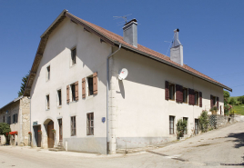 Façade antérieure et façade latérale droite depuis la rue du Faubourg. © Région Bourgogne-Franche-Comté, Inventaire du patrimoine