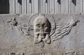 Façade latérale gauche : détail du bas-relief représentant une tête de Christ sur un linge. © Région Bourgogne-Franche-Comté, Inventaire du Patrimoine