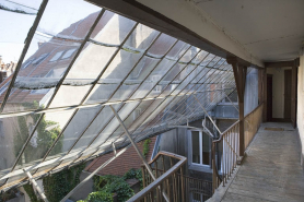 Détail de la verrière sur l'escalier à cage ouverte de la première cour. © Région Bourgogne-Franche-Comté, Inventaire du Patrimoine