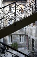 Détail de la rampe de l'escalier à cage ouverte. © Région Bourgogne-Franche-Comté, Inventaire du Patrimoine