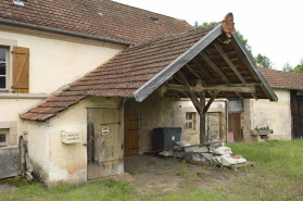 Auvent sur la façade antérieure. © Région Bourgogne-Franche-Comté, Inventaire du patrimoine