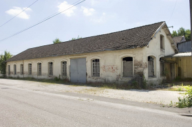 Atelier de fabrication sur rue. Vue de trois quarts droite. © Région Bourgogne-Franche-Comté, Inventaire du patrimoine