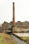 Façade nord-ouest de l'atelier de fabrication et cheminée. © Région Bourgogne-Franche-Comté, Inventaire du patrimoine