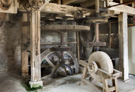 Beffroi du moulin, avec ses transmissions par engrenages. © Région Bourgogne-Franche-Comté, Inventaire du patrimoine