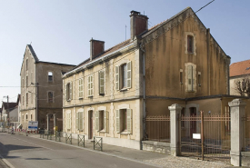 Aile ouest et bâtiment des bureaux depuis la rue. © Région Bourgogne-Franche-Comté, Inventaire du patrimoine