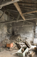 Intérieur de l'atelier à flanc de colline. Vue depuis le nord. © Région Bourgogne-Franche-Comté, Inventaire du patrimoine