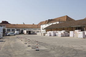 Atelier, bureaux et magasins depuis le nord-est de la cour. © Région Bourgogne-Franche-Comté, Inventaire du patrimoine