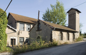 Local technique et transformateur électrique à l'entrée. © Région Bourgogne-Franche-Comté, Inventaire du patrimoine