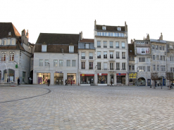 Vue de l'entrée cochère dans l'alignement de la rue depuis la place de la Révolution. © Région Bourgogne-Franche-Comté, Inventaire du Patrimoine