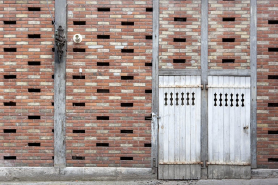 Détail de la façade en brique du bûcher. © Région Bourgogne-Franche-Comté, Inventaire du Patrimoine