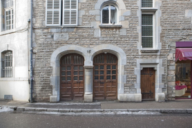 Façade rue Luc Breton : détail de l'entrée. © Région Bourgogne-Franche-Comté, Inventaire du Patrimoine