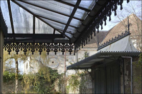 Détail du toit en tôle du portail dans clôture, depuis la porte du logis principal. © Région Bourgogne-Franche-Comté, Inventaire du Patrimoine