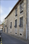 Vue d'ensemble du logis principal depuis la rue, de trois quarts droit. © Région Bourgogne-Franche-Comté, Inventaire du Patrimoine