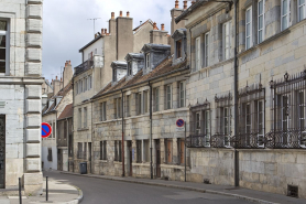 Vue d'ensemble du logis principal depuis la rue de trois quarts droit. © Région Bourgogne-Franche-Comté, Inventaire du Patrimoine