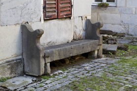 Détail d'un banc en pierre dans la deuxième cour. © Région Bourgogne-Franche-Comté, Inventaire du Patrimoine