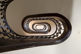 Intérieur, vue de l'escalierà jour central situé dans l'une des ailes, depuis le bas. © Région Bourgogne-Franche-Comté, Inventaire du Patrimoine