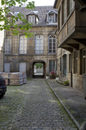 Vue de l'aile de l'hôtel au fond de la première cour. © Région Bourgogne-Franche-Comté, Inventaire du Patrimoine