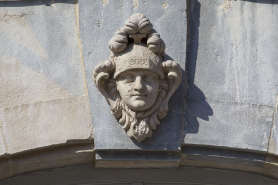 Fenêtre, détail d'une clé : tête casquée. © Région Bourgogne-Franche-Comté, Inventaire du Patrimoine