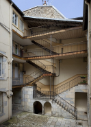 Vue d'ensemble de l'escalier à cage ouverte sur cour. © Région Bourgogne-Franche-Comté, Inventaire du Patrimoine