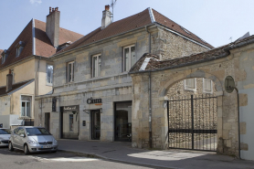 Façade sur la rue de la Bibliothèque du bâtiment en U bordant la deuxième cour. © Région Bourgogne-Franche-Comté, Inventaire du Patrimoine