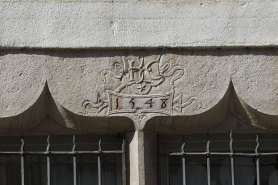 Façade latérale droite, baie en accolade du rez-de-chaussée : détail de la date et du monogramme. © Région Bourgogne-Franche-Comté, Inventaire du Patrimoine