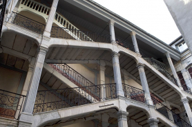 Escalier à cage ouverte : détail de la partie supérieure, de trois quarts gauche. © Région Bourgogne-Franche-Comté, Inventaire du Patrimoine